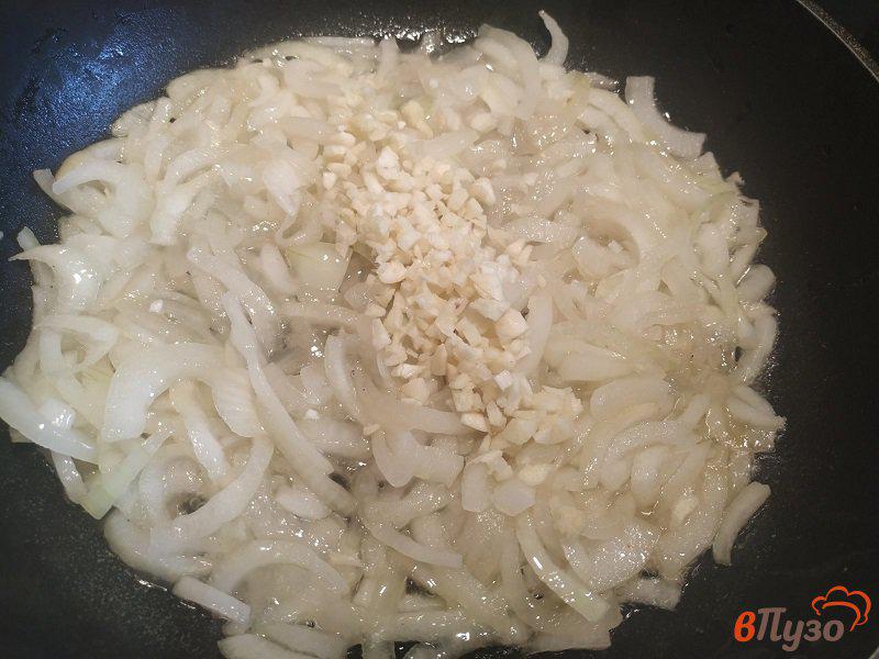 Фото приготовление рецепта: Паста с соусом из охотничьих колбасок и грибов шаг №3