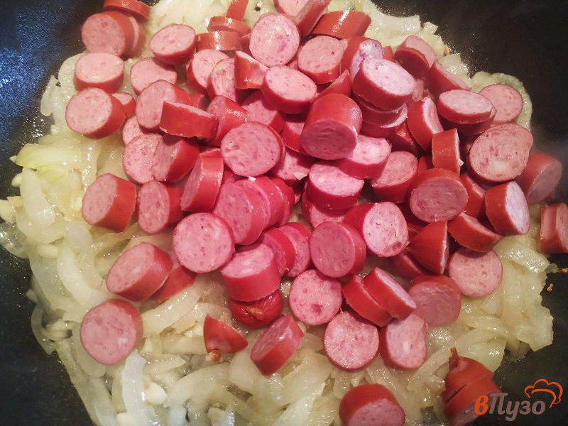 Фото приготовление рецепта: Паста с соусом из охотничьих колбасок и грибов шаг №4