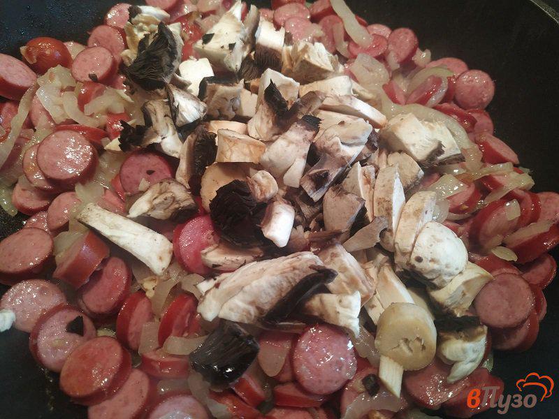 Фото приготовление рецепта: Паста с соусом из охотничьих колбасок и грибов шаг №5