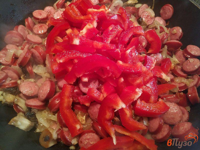 Фото приготовление рецепта: Паста с соусом из охотничьих колбасок и грибов шаг №6