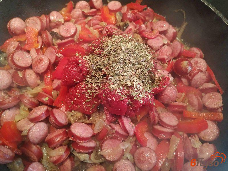 Фото приготовление рецепта: Паста с соусом из охотничьих колбасок и грибов шаг №7