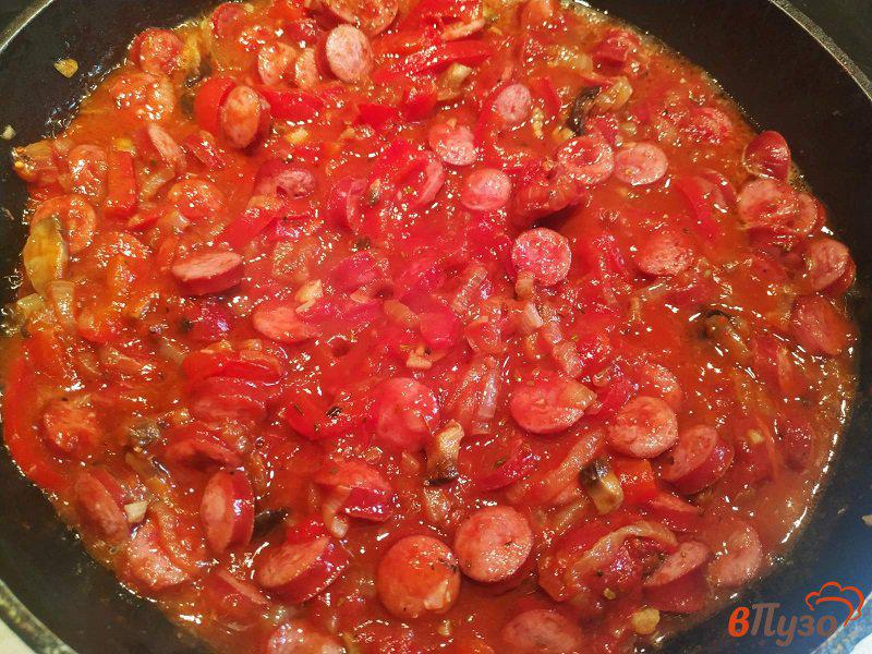 Фото приготовление рецепта: Паста с соусом из охотничьих колбасок и грибов шаг №9