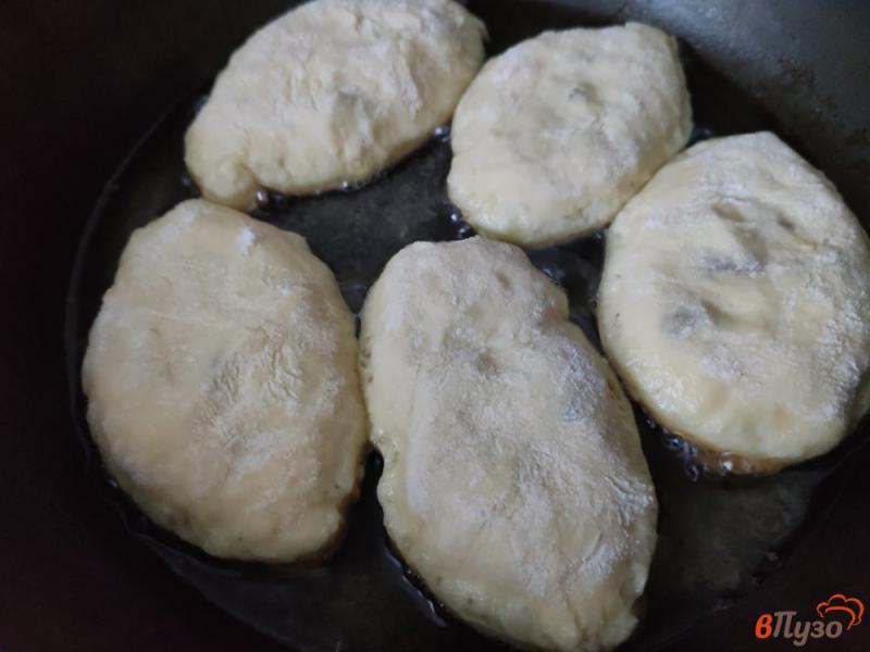 Фото приготовление рецепта: Жареные пирожки с яблочным вареньем шаг №6