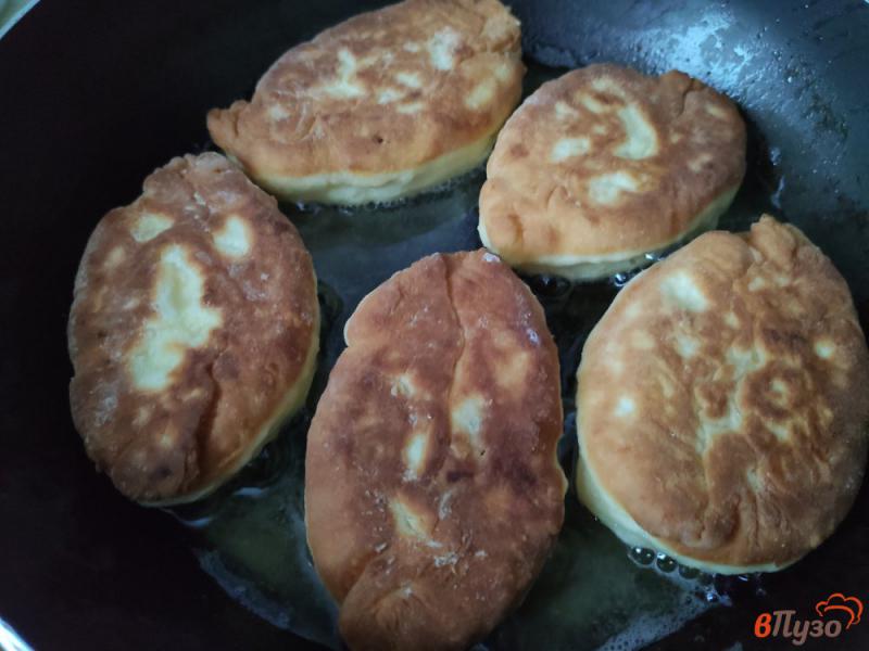 Фото приготовление рецепта: Жареные пирожки с яблочным вареньем шаг №7