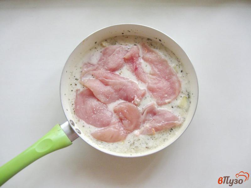 Фото приготовление рецепта: Куриное филе с баклажаном в сметанном соусе шаг №5