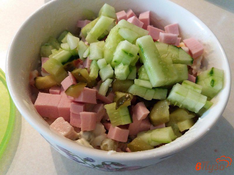 Фото приготовление рецепта: Салат овощной с колбасой шаг №4