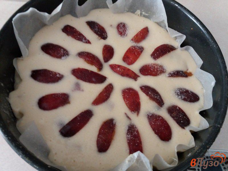 Фото приготовление рецепта: Пирог со сливами шаг №8
