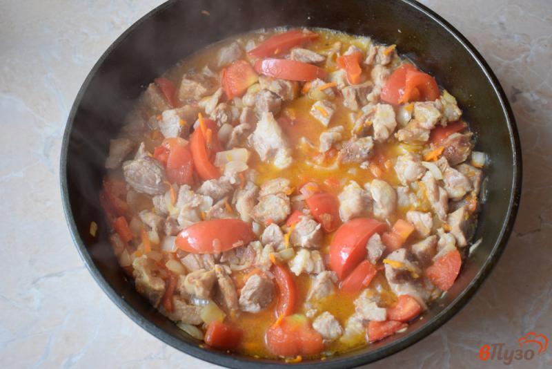 Фото приготовление рецепта: Мясной соус с луком и томатами шаг №4