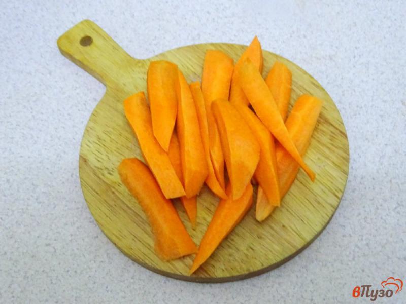 Фото приготовление рецепта: Картофель с луком и морковью запеченные в микроволновке шаг №2