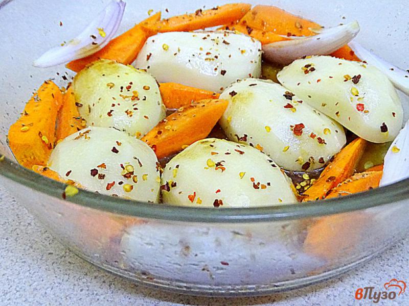 Фото приготовление рецепта: Картофель с луком и морковью запеченные в микроволновке шаг №4