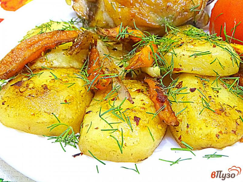 Фото приготовление рецепта: Картофель с луком и морковью запеченные в микроволновке шаг №6