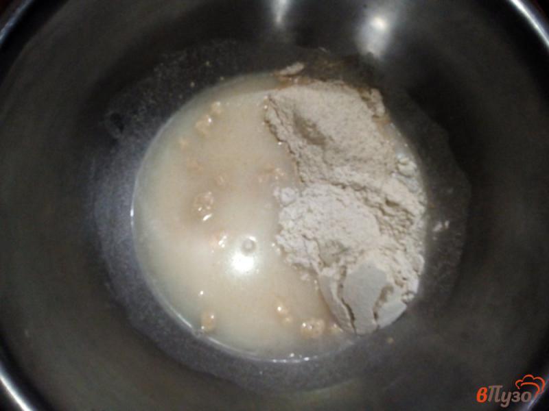 Фото приготовление рецепта: Хлеб с ржаной и цельнозерновой мукой на закваске шаг №2