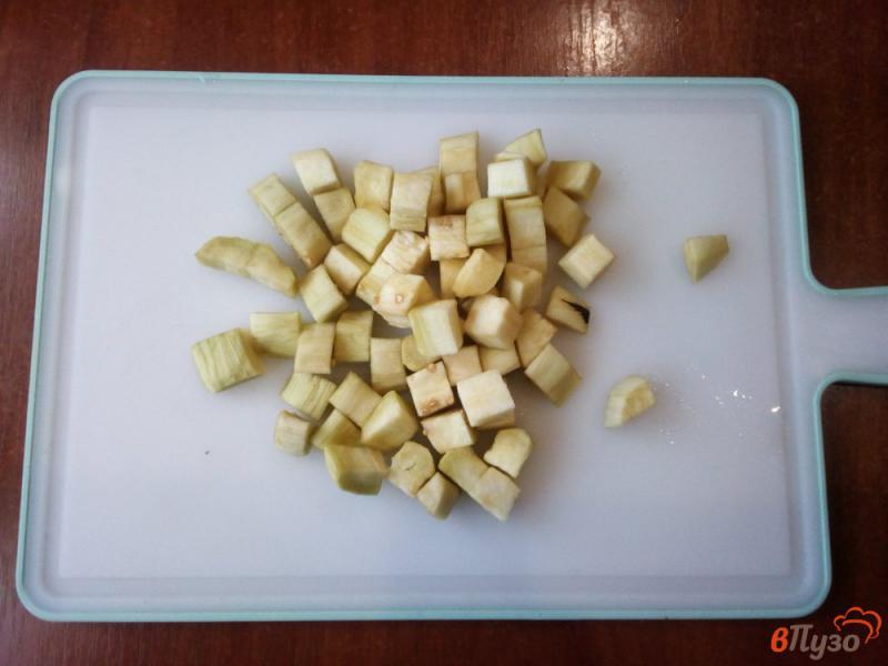 Фото приготовление рецепта: Салат с колбасой и жареными баклажанами шаг №1