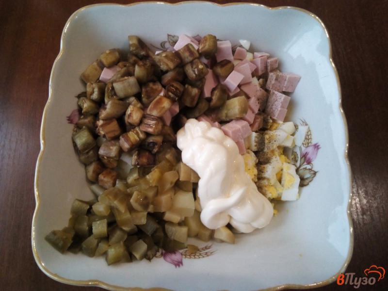 Фото приготовление рецепта: Салат с колбасой и жареными баклажанами шаг №7