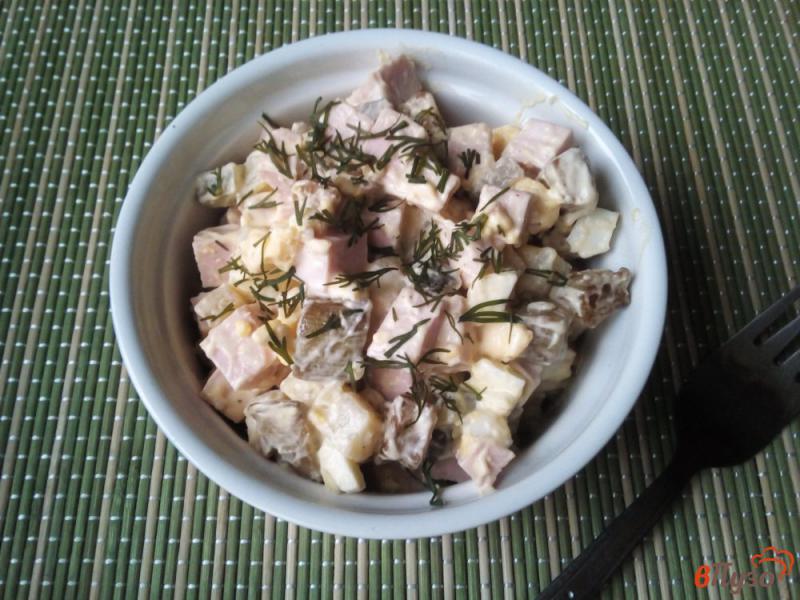 Фото приготовление рецепта: Салат с колбасой и жареными баклажанами шаг №8