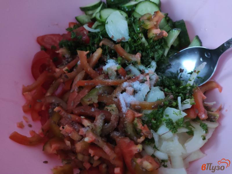 Фото приготовление рецепта: Овощной салат с семенами льна шаг №7