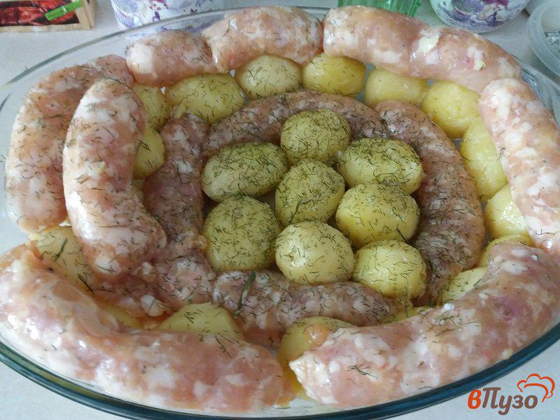 Фото приготовление рецепта: Запеченные  колбаски (купаты) с молодым картофелем шаг №4