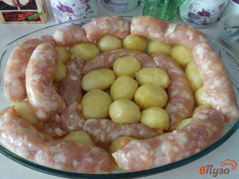 Фото приготовление рецепта: Запеченные  колбаски (купаты) с молодым картофелем шаг №3