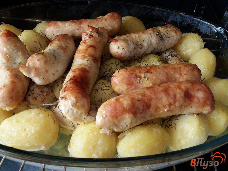 Фото приготовление рецепта: Запеченные  колбаски (купаты) с молодым картофелем шаг №5