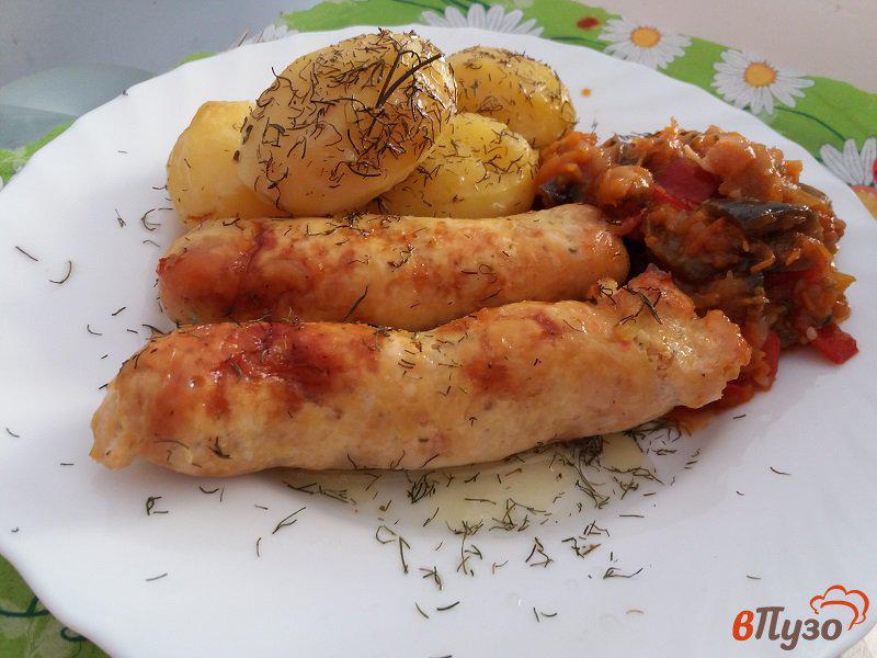 Фото приготовление рецепта: Запеченные  колбаски (купаты) с молодым картофелем шаг №7
