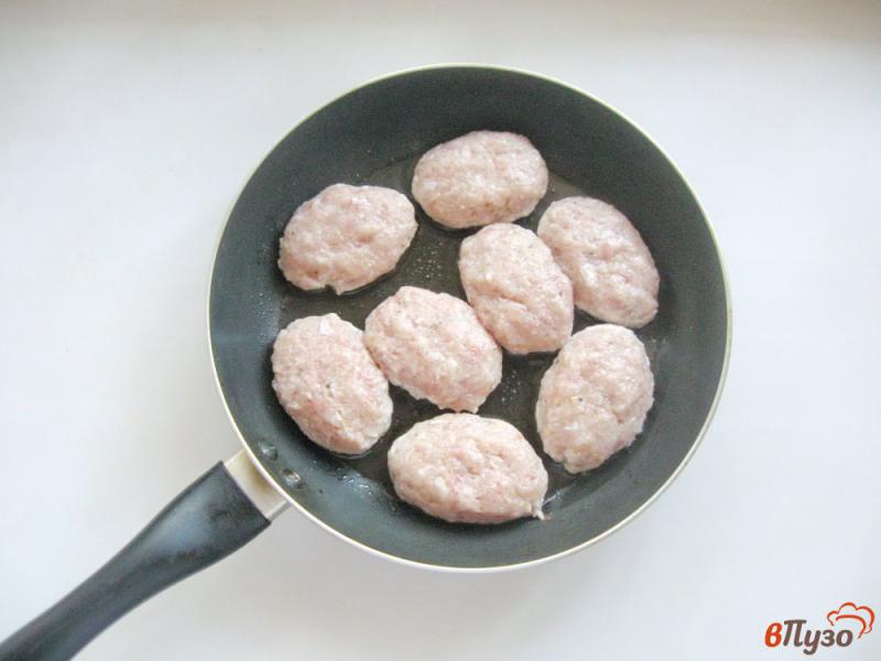 Фото приготовление рецепта: Котлеты из свинины с яблоком шаг №5