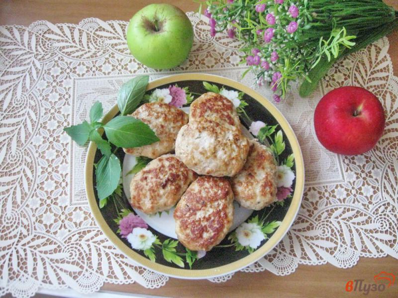 Фото приготовление рецепта: Котлеты из свинины с яблоком шаг №7
