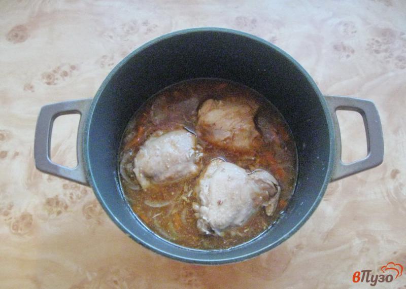 Фото приготовление рецепта: Куриные бедра тушеные в подливе шаг №5