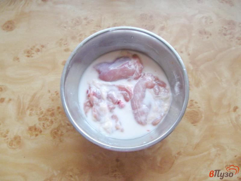Фото приготовление рецепта: Куриные бедра тушеные в подливе шаг №1