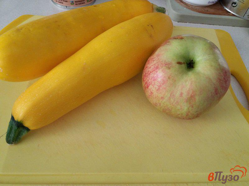 Фото приготовление рецепта: Оладьи из кабачка и яблока шаг №1