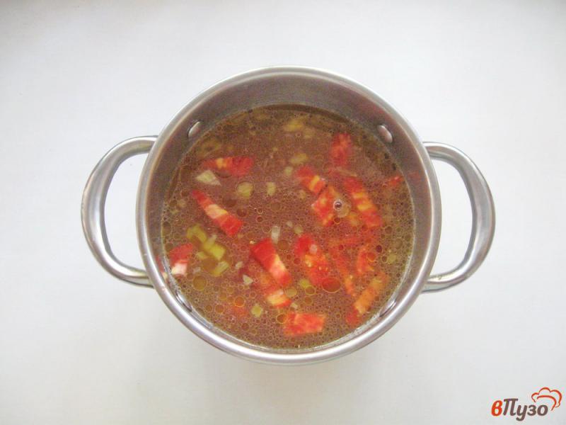 Фото приготовление рецепта: Суп с помидорами и лапшой «Удон» шаг №4