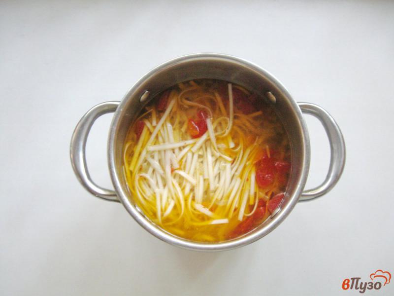 Фото приготовление рецепта: Суп с помидорами и лапшой «Удон» шаг №7