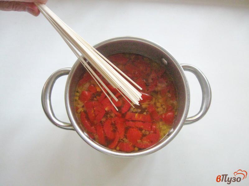 Фото приготовление рецепта: Суп с помидорами и лапшой «Удон» шаг №6