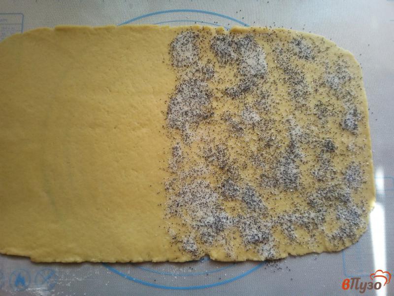 Фото приготовление рецепта: Слоёное песочное печенье с маком шаг №8