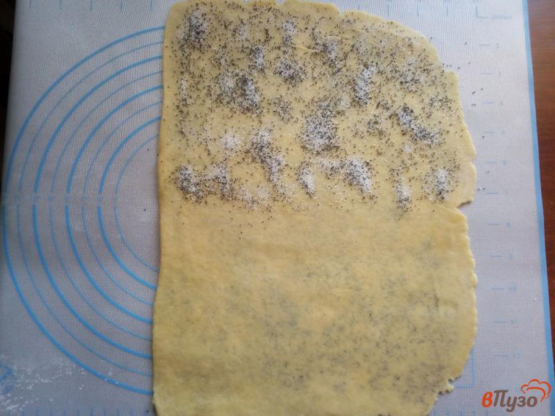 Фото приготовление рецепта: Слоёное песочное печенье с маком шаг №10