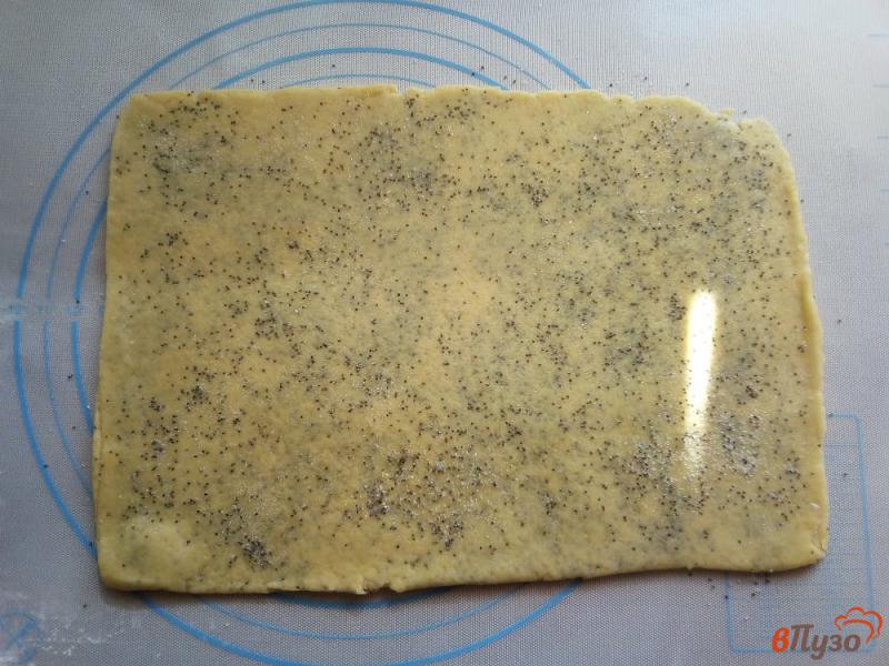 Фото приготовление рецепта: Слоёное песочное печенье с маком шаг №11