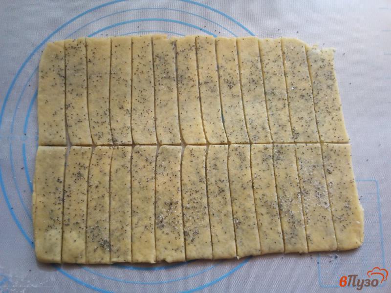 Фото приготовление рецепта: Слоёное песочное печенье с маком шаг №12