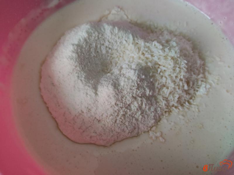 Фото приготовление рецепта: Ванильно-кокосовые оладьи шаг №3