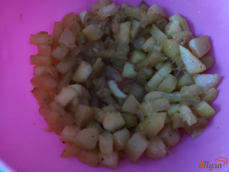 Фото приготовление рецепта: Салат из кабачков с помидорами шаг №2