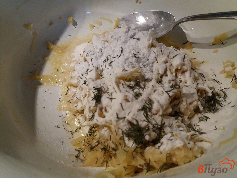 Фото приготовление рецепта: Драники или оладьи из картофеля с сыром и укропом шаг №2