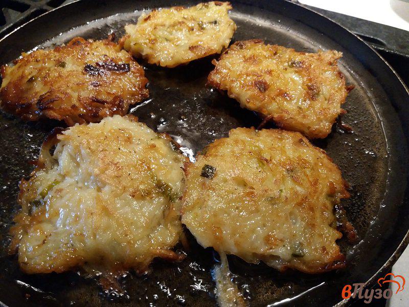 Фото приготовление рецепта: Драники или оладьи из картофеля с сыром и укропом шаг №3