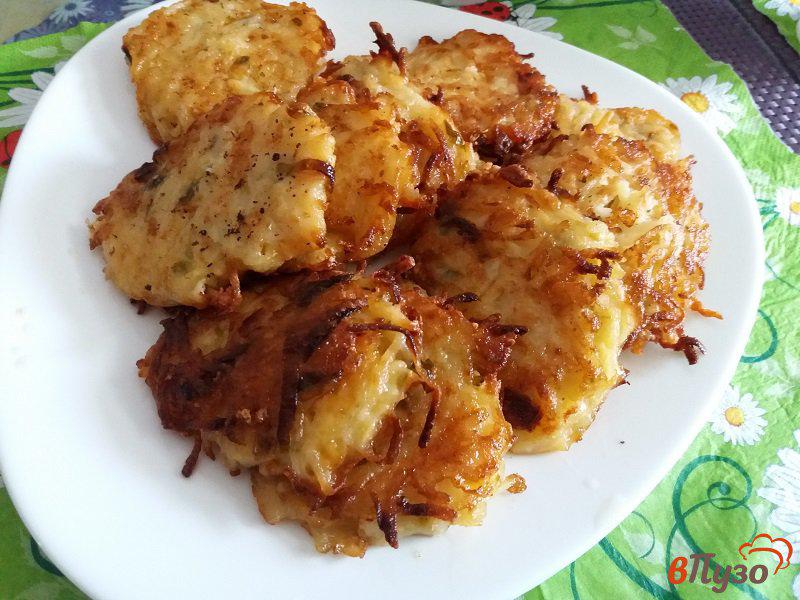Фото приготовление рецепта: Драники или оладьи из картофеля с сыром и укропом шаг №4