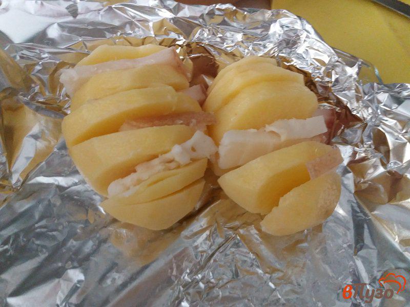 Фото приготовление рецепта: Запеченный картофель в фольге с деревенским салом шаг №3