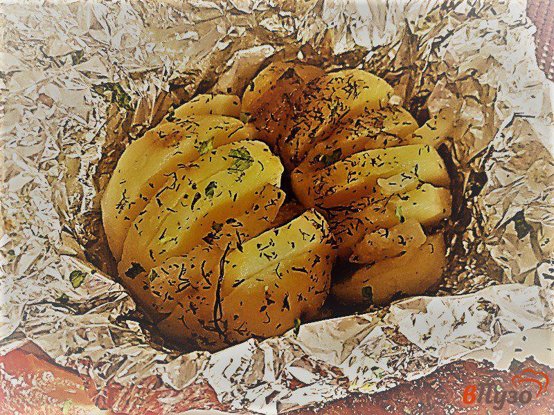Фото приготовление рецепта: Запеченный картофель в фольге с деревенским салом шаг №7