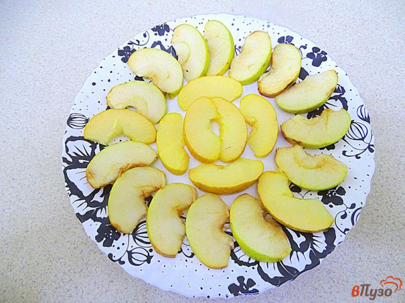 Фото приготовление рецепта: Яблочный десерт в микроволновке шаг №2