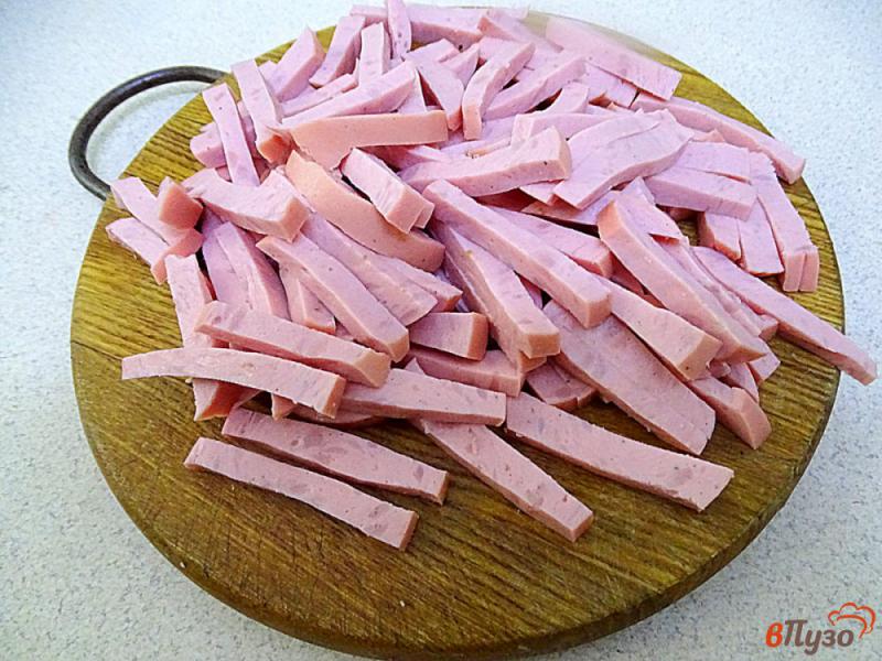 Фото приготовление рецепта: Паста с подливой с колбасой и томатной пастой шаг №5
