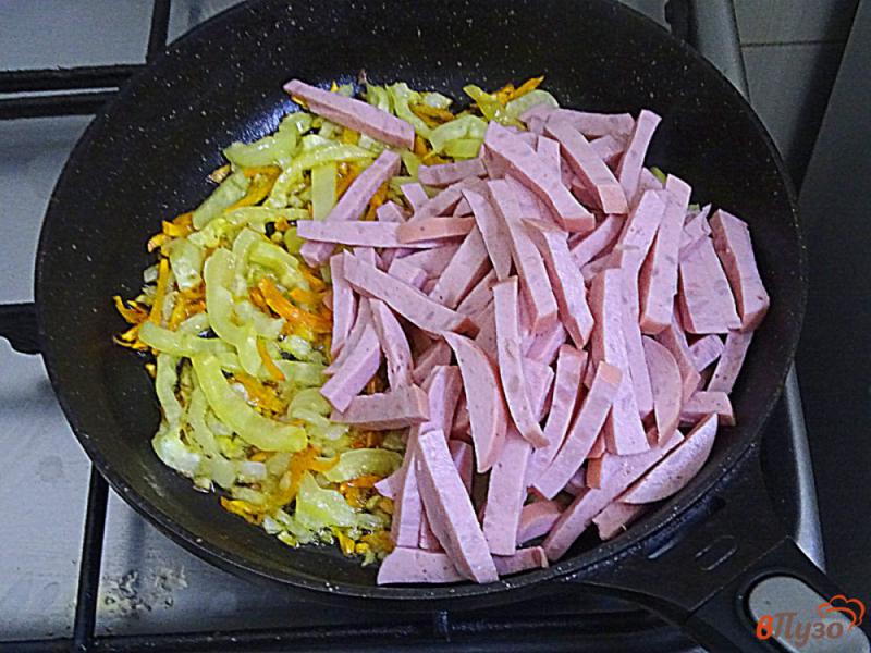 Фото приготовление рецепта: Паста с подливой с колбасой и томатной пастой шаг №7