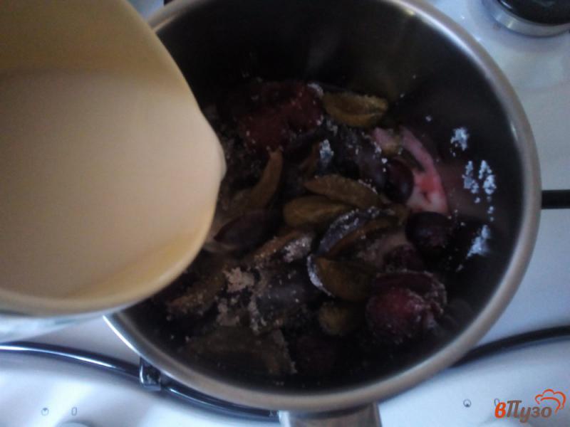 Фото приготовление рецепта: Тарт со сливами и вишнями шаг №7