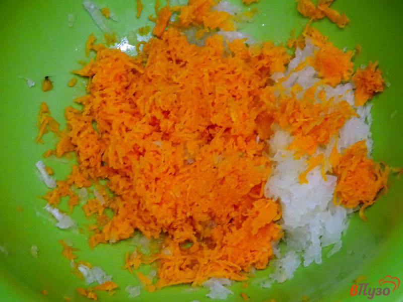Фото приготовление рецепта: Драники с морковью и луком шаг №2