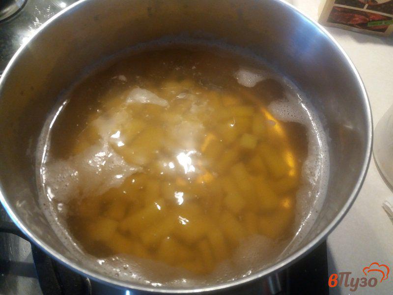 Фото приготовление рецепта: Суп с фрикадельками и вермишелью на грибном бульоне шаг №2