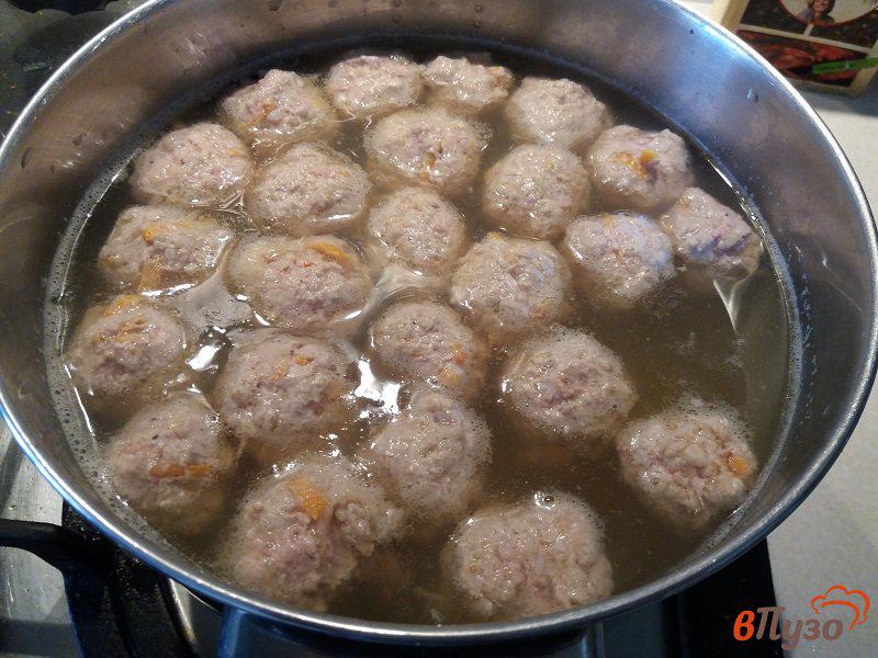 Фото приготовление рецепта: Суп с фрикадельками и вермишелью на грибном бульоне шаг №5
